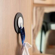 Crochet aimanté CLEVER : Blanc avec patin métallique nano-gel noir